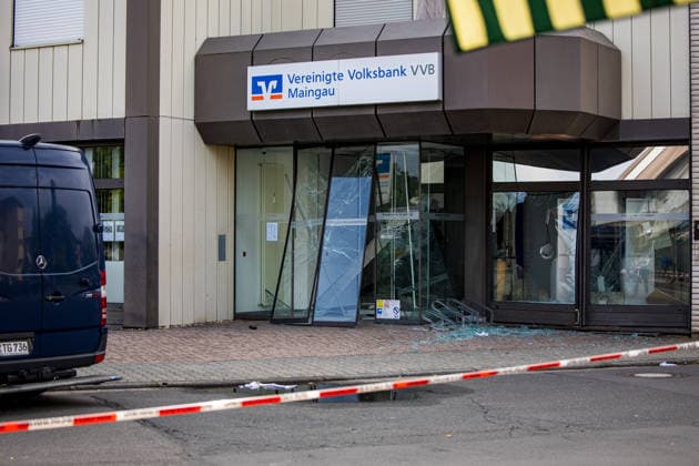 Geldautomat gesprengt Täter flüchten mit dunklem Audi Polizeihubschrauber im Einsatz Am 01.07.2026 sprengten Unbekannte gegen 4.25 Uhr einen Geldautomaten in einer Bankfiliale in der Frankfurter Straße in Nieder-Roden, Rodgau. Die Täter flüchteten anschließend mit einem dunklen Auto, mutmaßlich einem Audi. Anwohner hatten einen lauten Knall gehört und die Polizei informiert, mindestens zwei Personen waren mit Taschenlampen in der Bankfiliale unterwegs. Bei der Fahndung nach den Tätern war auch der Polizeihubschrauber im Einsatz. Erbeutete Geldsumme und Sachschaden waren zum Zeitpunkt der Berichterstattung noch nicht bekannt. Rodgau Nieder-Roden Hessen Deutschland *** ATM Blown Up; Suspects Flee in Dark Audi; Police Helicopt