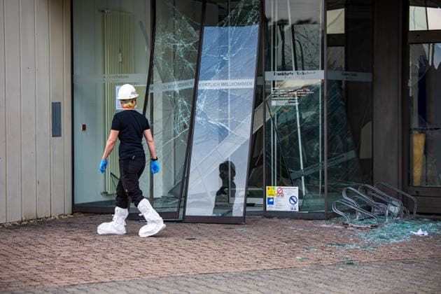 Geldautomat gesprengt Täter flüchten mit dunklem Audi Polizeihubschrauber im Einsatz Am 01.07.2026 sprengten Unbekannte gegen 4.25 Uhr einen Geldautomaten in einer Bankfiliale in der Frankfurter Straße in Nieder-Roden, Rodgau. Die Täter flüchteten anschließend mit einem dunklen Auto, mutmaßlich einem Audi. Anwohner hatten einen lauten Knall gehört und die Polizei informiert, mindestens zwei Personen waren mit Taschenlampen in der Bankfiliale unterwegs. Bei der Fahndung nach den Tätern war auch der Polizeihubschrauber im Einsatz. Erbeutete Geldsumme und Sachschaden waren zum Zeitpunkt der Berichterstattung noch nicht bekannt. Rodgau Nieder-Roden Hessen Deutschland *** ATM Blown Up; Suspects Flee in Dark Audi; Police Helicopt