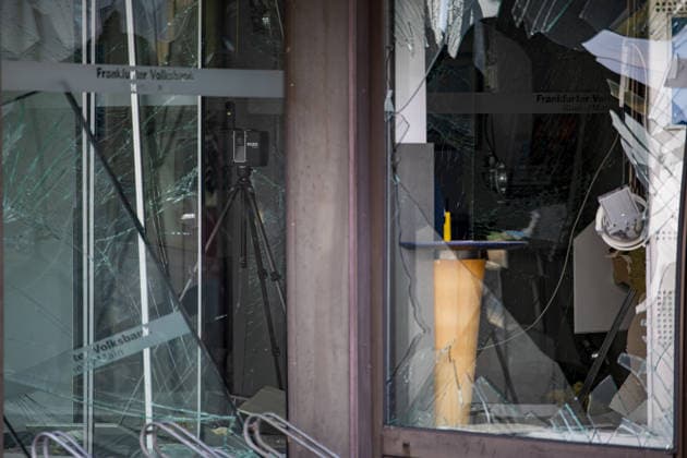 Geldautomat gesprengt Täter flüchten mit dunklem Audi Polizeihubschrauber im Einsatz Am 01.07.2026 sprengten Unbekannte gegen 4.25 Uhr einen Geldautomaten in einer Bankfiliale in der Frankfurter Straße in Nieder-Roden, Rodgau. Die Täter flüchteten anschließend mit einem dunklen Auto, mutmaßlich einem Audi. Anwohner hatten einen lauten Knall gehört und die Polizei informiert, mindestens zwei Personen waren mit Taschenlampen in der Bankfiliale unterwegs. Bei der Fahndung nach den Tätern war auch der Polizeihubschrauber im Einsatz. Erbeutete Geldsumme und Sachschaden waren zum Zeitpunkt der Berichterstattung noch nicht bekannt. Rodgau Nieder-Roden Hessen Deutschland *** ATM Blown Up; Suspects Flee in Dark Audi; Police Helicopt