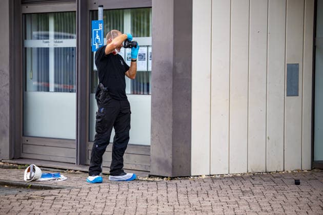 Geldautomat gesprengt Täter flüchten mit dunklem Audi Polizeihubschrauber im Einsatz Am 01.07.2026 sprengten Unbekannte gegen 4.25 Uhr einen Geldautomaten in einer Bankfiliale in der Frankfurter Straße in Nieder-Roden, Rodgau. Die Täter flüchteten anschließend mit einem dunklen Auto, mutmaßlich einem Audi. Anwohner hatten einen lauten Knall gehört und die Polizei informiert, mindestens zwei Personen waren mit Taschenlampen in der Bankfiliale unterwegs. Bei der Fahndung nach den Tätern war auch der Polizeihubschrauber im Einsatz. Erbeutete Geldsumme und Sachschaden waren zum Zeitpunkt der Berichterstattung noch nicht bekannt. Rodgau Nieder-Roden Hessen Deutschland *** ATM Blown Up; Suspects Flee in Dark Audi; Police Helicopt