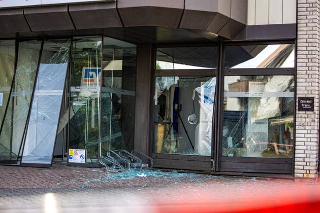 Geldautomat gesprengt Täter flüchten mit dunklem Audi Polizeihubschrauber im Einsatz Am 01.07.2026 sprengten Unbekannte gegen 4.25 Uhr einen Geldautomaten in einer Bankfiliale in der Frankfurter Straße in Nieder-Roden, Rodgau. Die Täter flüchteten anschließend mit einem dunklen Auto, mutmaßlich einem Audi. Anwohner hatten einen lauten Knall gehört und die Polizei informiert, mindestens zwei Personen waren mit Taschenlampen in der Bankfiliale unterwegs. Bei der Fahndung nach den Tätern war auch der Polizeihubschrauber im Einsatz. Erbeutete Geldsumme und Sachschaden waren zum Zeitpunkt der Berichterstattung noch nicht bekannt. Rodgau Nieder-Roden Hessen Deutschland *** ATM Blown Up; Suspects Flee in Dark Audi; Police Helicopt