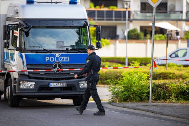 Geldautomat gesprengt Täter flüchten mit dunklem Audi Polizeihubschrauber im Einsatz Am 01.07.2026 sprengten Unbekannte gegen 4.25 Uhr einen Geldautomaten in einer Bankfiliale in der Frankfurter Straße in Nieder-Roden, Rodgau. Die Täter flüchteten anschließend mit einem dunklen Auto, mutmaßlich einem Audi. Anwohner hatten einen lauten Knall gehört und die Polizei informiert, mindestens zwei Personen waren mit Taschenlampen in der Bankfiliale unterwegs. Bei der Fahndung nach den Tätern war auch der Polizeihubschrauber im Einsatz. Erbeutete Geldsumme und Sachschaden waren zum Zeitpunkt der Berichterstattung noch nicht bekannt. Rodgau Nieder-Roden Hessen Deutschland *** ATM Blown Up; Suspects Flee in Dark Audi; Police Helicopt