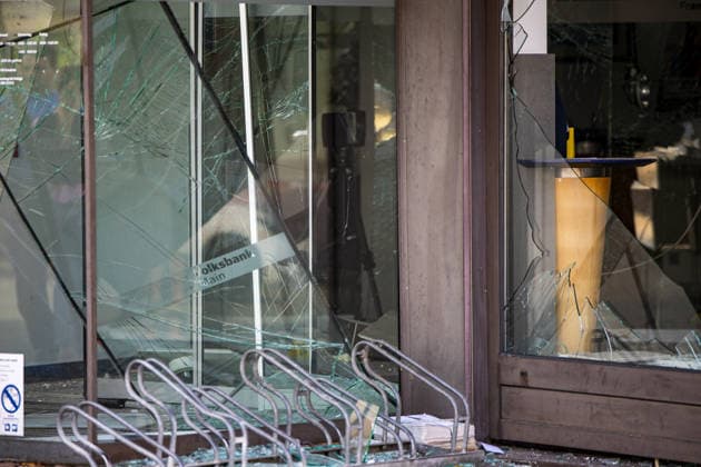 Geldautomat gesprengt Täter flüchten mit dunklem Audi Polizeihubschrauber im Einsatz Am 01.07.2026 sprengten Unbekannte gegen 4.25 Uhr einen Geldautomaten in einer Bankfiliale in der Frankfurter Straße in Nieder-Roden, Rodgau. Die Täter flüchteten anschließend mit einem dunklen Auto, mutmaßlich einem Audi. Anwohner hatten einen lauten Knall gehört und die Polizei informiert, mindestens zwei Personen waren mit Taschenlampen in der Bankfiliale unterwegs. Bei der Fahndung nach den Tätern war auch der Polizeihubschrauber im Einsatz. Erbeutete Geldsumme und Sachschaden waren zum Zeitpunkt der Berichterstattung noch nicht bekannt. Rodgau Nieder-Roden Hessen Deutschland *** ATM Blown Up; Suspects Flee in Dark Audi; Police Helicopt