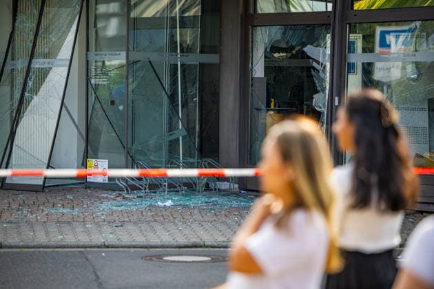 Geldautomat gesprengt Täter flüchten mit dunklem Audi Polizeihubschrauber im Einsatz Am 01.07.2026 sprengten Unbekannte gegen 4.25 Uhr einen Geldautomaten in einer Bankfiliale in der Frankfurter Straße in Nieder-Roden, Rodgau. Die Täter flüchteten anschließend mit einem dunklen Auto, mutmaßlich einem Audi. Anwohner hatten einen lauten Knall gehört und die Polizei informiert, mindestens zwei Personen waren mit Taschenlampen in der Bankfiliale unterwegs. Bei der Fahndung nach den Tätern war auch der Polizeihubschrauber im Einsatz. Erbeutete Geldsumme und Sachschaden waren zum Zeitpunkt der Berichterstattung noch nicht bekannt. Rodgau Nieder-Roden Hessen Deutschland *** ATM Blown Up; Suspects Flee in Dark Audi; Police Helicopt