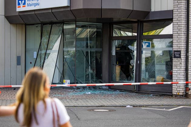 Geldautomat gesprengt Täter flüchten mit dunklem Audi Polizeihubschrauber im Einsatz Am 01.07.2026 sprengten Unbekannte gegen 4.25 Uhr einen Geldautomaten in einer Bankfiliale in der Frankfurter Straße in Nieder-Roden, Rodgau. Die Täter flüchteten anschließend mit einem dunklen Auto, mutmaßlich einem Audi. Anwohner hatten einen lauten Knall gehört und die Polizei informiert, mindestens zwei Personen waren mit Taschenlampen in der Bankfiliale unterwegs. Bei der Fahndung nach den Tätern war auch der Polizeihubschrauber im Einsatz. Erbeutete Geldsumme und Sachschaden waren zum Zeitpunkt der Berichterstattung noch nicht bekannt. Rodgau Nieder-Roden Hessen Deutschland *** ATM Blown Up; Suspects Flee in Dark Audi; Police Helicopt