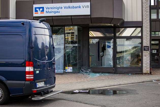 Geldautomat gesprengt Täter flüchten mit dunklem Audi Polizeihubschrauber im Einsatz Am 01.07.2026 sprengten Unbekannte gegen 4.25 Uhr einen Geldautomaten in einer Bankfiliale in der Frankfurter Straße in Nieder-Roden, Rodgau. Die Täter flüchteten anschließend mit einem dunklen Auto, mutmaßlich einem Audi. Anwohner hatten einen lauten Knall gehört und die Polizei informiert, mindestens zwei Personen waren mit Taschenlampen in der Bankfiliale unterwegs. Bei der Fahndung nach den Tätern war auch der Polizeihubschrauber im Einsatz. Erbeutete Geldsumme und Sachschaden waren zum Zeitpunkt der Berichterstattung noch nicht bekannt. Rodgau Nieder-Roden Hessen Deutschland *** ATM Blown Up; Suspects Flee in Dark Audi; Police Helicopt