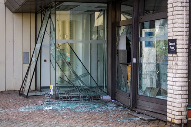 Geldautomat gesprengt Täter flüchten mit dunklem Audi Polizeihubschrauber im Einsatz Am 01.07.2026 sprengten Unbekannte gegen 4.25 Uhr einen Geldautomaten in einer Bankfiliale in der Frankfurter Straße in Nieder-Roden, Rodgau. Die Täter flüchteten anschließend mit einem dunklen Auto, mutmaßlich einem Audi. Anwohner hatten einen lauten Knall gehört und die Polizei informiert, mindestens zwei Personen waren mit Taschenlampen in der Bankfiliale unterwegs. Bei der Fahndung nach den Tätern war auch der Polizeihubschrauber im Einsatz. Erbeutete Geldsumme und Sachschaden waren zum Zeitpunkt der Berichterstattung noch nicht bekannt. Rodgau Nieder-Roden Hessen Deutschland *** ATM Blown Up; Suspects Flee in Dark Audi; Police Helicopt