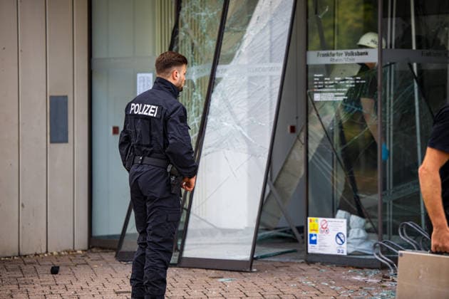 Geldautomat gesprengt Täter flüchten mit dunklem Audi Polizeihubschrauber im Einsatz Am 01.07.2026 sprengten Unbekannte gegen 4.25 Uhr einen Geldautomaten in einer Bankfiliale in der Frankfurter Straße in Nieder-Roden, Rodgau. Die Täter flüchteten anschließend mit einem dunklen Auto, mutmaßlich einem Audi. Anwohner hatten einen lauten Knall gehört und die Polizei informiert, mindestens zwei Personen waren mit Taschenlampen in der Bankfiliale unterwegs. Bei der Fahndung nach den Tätern war auch der Polizeihubschrauber im Einsatz. Erbeutete Geldsumme und Sachschaden waren zum Zeitpunkt der Berichterstattung noch nicht bekannt. Rodgau Nieder-Roden Hessen Deutschland *** ATM Blown Up; Suspects Flee in Dark Audi; Police Helicopt