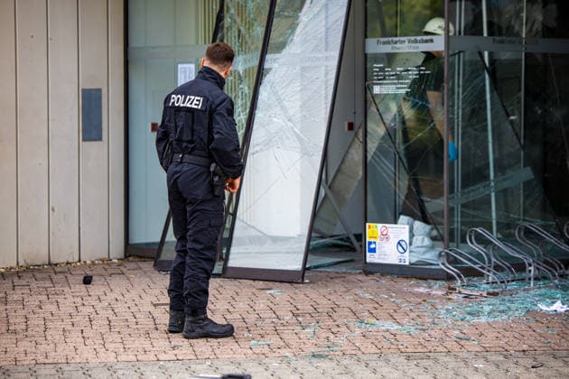 Geldautomat gesprengt Täter flüchten mit dunklem Audi Polizeihubschrauber im Einsatz Am 01.07.2026 sprengten Unbekannte gegen 4.25 Uhr einen Geldautomaten in einer Bankfiliale in der Frankfurter Straße in Nieder-Roden, Rodgau. Die Täter flüchteten anschließend mit einem dunklen Auto, mutmaßlich einem Audi. Anwohner hatten einen lauten Knall gehört und die Polizei informiert, mindestens zwei Personen waren mit Taschenlampen in der Bankfiliale unterwegs. Bei der Fahndung nach den Tätern war auch der Polizeihubschrauber im Einsatz. Erbeutete Geldsumme und Sachschaden waren zum Zeitpunkt der Berichterstattung noch nicht bekannt. Rodgau Nieder-Roden Hessen Deutschland *** ATM Blown Up; Suspects Flee in Dark Audi; Police Helicopt