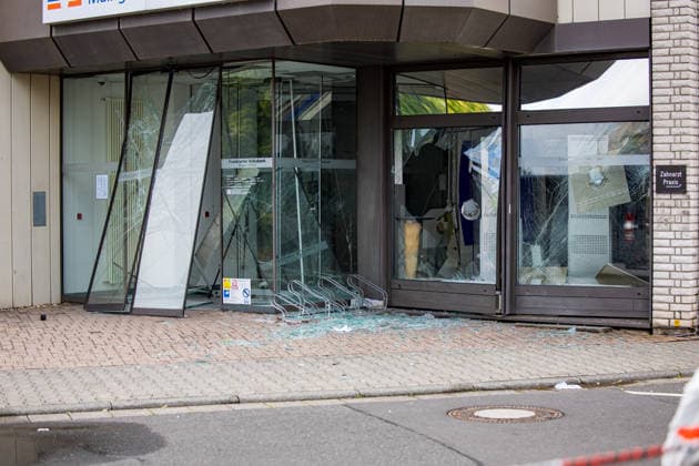 Geldautomat gesprengt Täter flüchten mit dunklem Audi Polizeihubschrauber im Einsatz Am 01.07.2026 sprengten Unbekannte gegen 4.25 Uhr einen Geldautomaten in einer Bankfiliale in der Frankfurter Straße in Nieder-Roden, Rodgau. Die Täter flüchteten anschließend mit einem dunklen Auto, mutmaßlich einem Audi. Anwohner hatten einen lauten Knall gehört und die Polizei informiert, mindestens zwei Personen waren mit Taschenlampen in der Bankfiliale unterwegs. Bei der Fahndung nach den Tätern war auch der Polizeihubschrauber im Einsatz. Erbeutete Geldsumme und Sachschaden waren zum Zeitpunkt der Berichterstattung noch nicht bekannt. Rodgau Nieder-Roden Hessen Deutschland *** ATM Blown Up; Suspects Flee in a Dark Audi; Police Helico