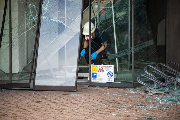 Geldautomat gesprengt Täter flüchten mit dunklem Audi Polizeihubschrauber im Einsatz Am 01.07.2026 sprengten Unbekannte gegen 4.25 Uhr einen Geldautomaten in einer Bankfiliale in der Frankfurter Straße in Nieder-Roden, Rodgau. Die Täter flüchteten anschließend mit einem dunklen Auto, mutmaßlich einem Audi. Anwohner hatten einen lauten Knall gehört und die Polizei informiert, mindestens zwei Personen waren mit Taschenlampen in der Bankfiliale unterwegs. Bei der Fahndung nach den Tätern war auch der Polizeihubschrauber im Einsatz. Erbeutete Geldsumme und Sachschaden waren zum Zeitpunkt der Berichterstattung noch nicht bekannt. Rodgau Nieder-Roden Hessen Deutschland *** ATM Blown Up; Suspects Flee in a Dark Audi; Police Helico