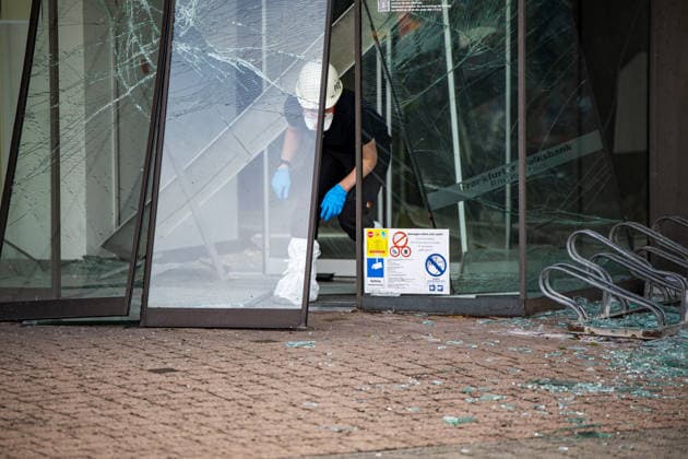 Geldautomat gesprengt Täter flüchten mit dunklem Audi Polizeihubschrauber im Einsatz Am 01.07.2026 sprengten Unbekannte gegen 4.25 Uhr einen Geldautomaten in einer Bankfiliale in der Frankfurter Straße in Nieder-Roden, Rodgau. Die Täter flüchteten anschließend mit einem dunklen Auto, mutmaßlich einem Audi. Anwohner hatten einen lauten Knall gehört und die Polizei informiert, mindestens zwei Personen waren mit Taschenlampen in der Bankfiliale unterwegs. Bei der Fahndung nach den Tätern war auch der Polizeihubschrauber im Einsatz. Erbeutete Geldsumme und Sachschaden waren zum Zeitpunkt der Berichterstattung noch nicht bekannt. Rodgau Nieder-Roden Hessen Deutschland *** ATM Blown Up; Suspects Flee in a Dark Audi; Police Helico