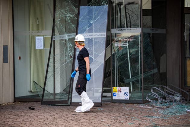 Geldautomat gesprengt Täter flüchten mit dunklem Audi Polizeihubschrauber im Einsatz Am 01.07.2026 sprengten Unbekannte gegen 4.25 Uhr einen Geldautomaten in einer Bankfiliale in der Frankfurter Straße in Nieder-Roden, Rodgau. Die Täter flüchteten anschließend mit einem dunklen Auto, mutmaßlich einem Audi. Anwohner hatten einen lauten Knall gehört und die Polizei informiert, mindestens zwei Personen waren mit Taschenlampen in der Bankfiliale unterwegs. Bei der Fahndung nach den Tätern war auch der Polizeihubschrauber im Einsatz. Erbeutete Geldsumme und Sachschaden waren zum Zeitpunkt der Berichterstattung noch nicht bekannt. Rodgau Nieder-Roden Hessen Deutschland *** ATM Blown Up; Suspects Flee in a Dark Audi; Police Helico