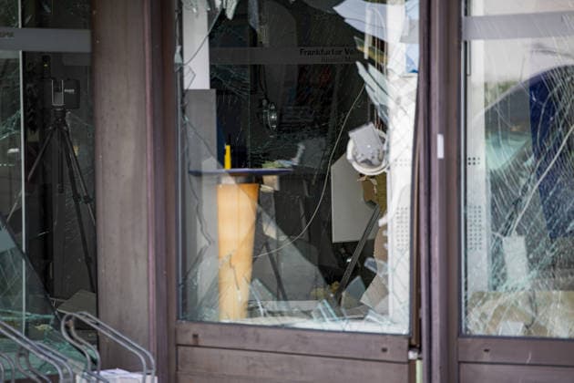 Geldautomat gesprengt Täter flüchten mit dunklem Audi Polizeihubschrauber im Einsatz Am 01.07.2026 sprengten Unbekannte gegen 4.25 Uhr einen Geldautomaten in einer Bankfiliale in der Frankfurter Straße in Nieder-Roden, Rodgau. Die Täter flüchteten anschließend mit einem dunklen Auto, mutmaßlich einem Audi. Anwohner hatten einen lauten Knall gehört und die Polizei informiert, mindestens zwei Personen waren mit Taschenlampen in der Bankfiliale unterwegs. Bei der Fahndung nach den Tätern war auch der Polizeihubschrauber im Einsatz. Erbeutete Geldsumme und Sachschaden waren zum Zeitpunkt der Berichterstattung noch nicht bekannt. Rodgau Nieder-Roden Hessen Deutschland *** ATM Blown Up; Suspects Flee in a Dark Audi; Police Helico