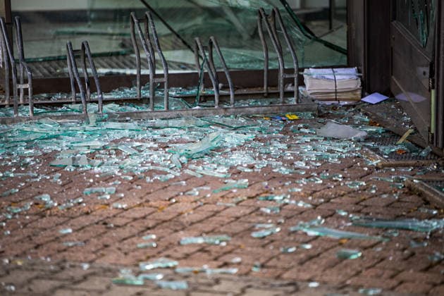 Geldautomat gesprengt Täter flüchten mit dunklem Audi Polizeihubschrauber im Einsatz Am 01.07.2026 sprengten Unbekannte gegen 4.25 Uhr einen Geldautomaten in einer Bankfiliale in der Frankfurter Straße in Nieder-Roden, Rodgau. Die Täter flüchteten anschließend mit einem dunklen Auto, mutmaßlich einem Audi. Anwohner hatten einen lauten Knall gehört und die Polizei informiert, mindestens zwei Personen waren mit Taschenlampen in der Bankfiliale unterwegs. Bei der Fahndung nach den Tätern war auch der Polizeihubschrauber im Einsatz. Erbeutete Geldsumme und Sachschaden waren zum Zeitpunkt der Berichterstattung noch nicht bekannt. Rodgau Nieder-Roden Hessen Deutschland *** ATM Blown Up; Suspects Flee in a Dark Audi; Police Helico