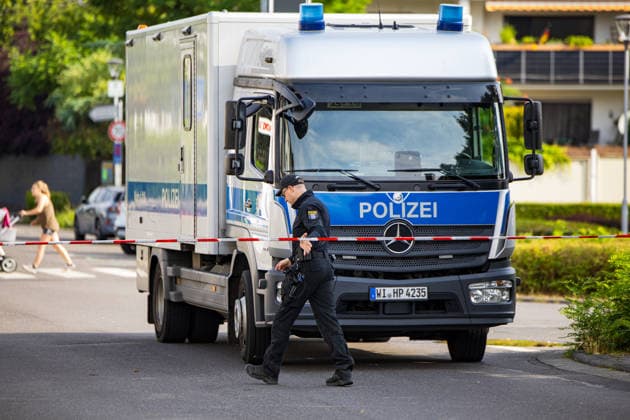 Geldautomat gesprengt Täter flüchten mit dunklem Audi Polizeihubschrauber im Einsatz Am 01.07.2026 sprengten Unbekannte gegen 4.25 Uhr einen Geldautomaten in einer Bankfiliale in der Frankfurter Straße in Nieder-Roden, Rodgau. Die Täter flüchteten anschließend mit einem dunklen Auto, mutmaßlich einem Audi. Anwohner hatten einen lauten Knall gehört und die Polizei informiert, mindestens zwei Personen waren mit Taschenlampen in der Bankfiliale unterwegs. Bei der Fahndung nach den Tätern war auch der Polizeihubschrauber im Einsatz. Erbeutete Geldsumme und Sachschaden waren zum Zeitpunkt der Berichterstattung noch nicht bekannt. Rodgau Nieder-Roden Hessen Deutschland *** ATM Blown Up; Suspects Flee in a Dark Audi; Police Helico