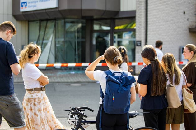 Geldautomat gesprengt Täter flüchten mit dunklem Audi Polizeihubschrauber im Einsatz Am 01.07.2026 sprengten Unbekannte gegen 4.25 Uhr einen Geldautomaten in einer Bankfiliale in der Frankfurter Straße in Nieder-Roden, Rodgau. Die Täter flüchteten anschließend mit einem dunklen Auto, mutmaßlich einem Audi. Anwohner hatten einen lauten Knall gehört und die Polizei informiert, mindestens zwei Personen waren mit Taschenlampen in der Bankfiliale unterwegs. Bei der Fahndung nach den Tätern war auch der Polizeihubschrauber im Einsatz. Erbeutete Geldsumme und Sachschaden waren zum Zeitpunkt der Berichterstattung noch nicht bekannt. Rodgau Nieder-Roden Hessen Deutschland *** ATM Blown Up; Suspects Flee in a Dark Audi; Police Helico