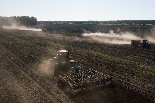 Russia Agriculture 9198176 01.07.2026 Workers operate tractors while applying lime to acidic fields to improve fertility at the Yemelyanovsky agricultural complex in the Novosibirsk region, Russia. Alexandr Kryazhev Sputnik Novosibirsk Region Russia  Copyright: xAlexandrxKryazhevx