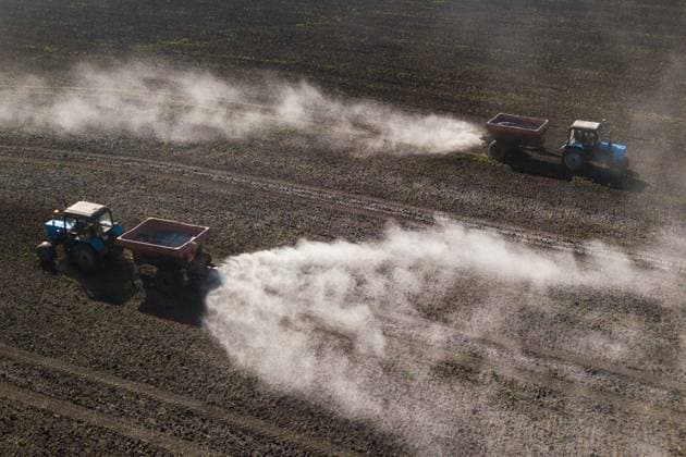 Russia Agriculture 9198184 01.07.2026 Workers operate tractors while applying lime to acidic fields to improve fertility at the Yemelyanovsky agricultural complex in the Novosibirsk region, Russia. Alexandr Kryazhev Sputnik Novosibirsk Region Russia  Copyright: xAlexandrxKryazhevx