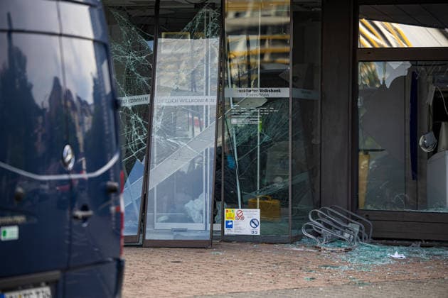 Geldautomat gesprengt Täter flüchten mit dunklem Audi Polizeihubschrauber im Einsatz Am 01.07.2026 sprengten Unbekannte gegen 4.25 Uhr einen Geldautomaten in einer Bankfiliale in der Frankfurter Straße in Nieder-Roden, Rodgau. Die Täter flüchteten anschließend mit einem dunklen Auto, mutmaßlich einem Audi. Anwohner hatten einen lauten Knall gehört und die Polizei informiert, mindestens zwei Personen waren mit Taschenlampen in der Bankfiliale unterwegs. Bei der Fahndung nach den Tätern war auch der Polizeihubschrauber im Einsatz. Erbeutete Geldsumme und Sachschaden waren zum Zeitpunkt der Berichterstattung noch nicht bekannt. Rodgau Nieder-Roden Hessen Deutschland *** ATM Blown Up; Suspects Flee in a Dark Audi; Police Helico