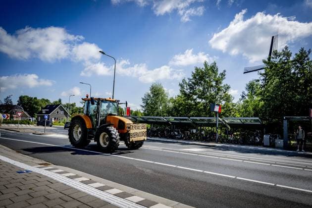 BERGAMBACHT - A group of farmers is gathering to drive to The Hague with tractors to protest against the cabinet s new nitrogen plans. The House of Representatives is debating the nitrogen plans, and dissatisfied farmers are expected to attend that debate. ROBIN UTRECHT ANP netherlands out - belgium out  Copyright: xx x562519903x originalFilename: 562519903.jpg
