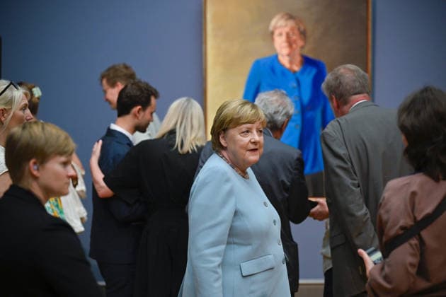 Im Berliner Bode-Museum ist am Dienstag (30.06.2026) das Portraet der frueheren Bundeskanzlerin Angela Merkel (CDU, Mitte) enthuellt worden. Gemalt wurde es von dem deutsch-franzoesischen Maler Jeremie Queyras, der Merkel stehend und in einem blauen Blazer portraetiert hat. Das Werk ist 110 mal 140 Zentimeter gross und bis zum 4. Oktober im Bode-Museum zu sehen. Danach soll das Portraet im ersten Stock des Bundeskanzleramtes neben den anderen bisherigen Kanzlern ausgestellt werden. Merkel war von 2005 bis 2021 Bundeskanzlerin. (Siehe epd-Meldung vom 30.06.2026) EDITORIAL USE ONLY *** On Tuesday, June 30, 2026, a portrait of former German Chancellor Angela Merkel (CDU, center) was unveiled at the Bode Museum in Berlin. It was painted by the Copyright: epd-bild ChristianxDitsch Merkel18