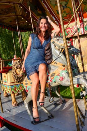 50. Jahre Roncalli Circus Premiere am Rheinufer - Mariella Ahrens posiert im Karussel und hat sich ein Pferd für unser Foto ausgesucht...und sie kam alleine ohne Freund ! Düsseldorf Rheinpark NRW Deutschland *** 50 Years of the Roncalli Circus: Premiere on the Banks of the Rhine. Mariella Ahrens poses on the carousel and has chosen a horse for our photo; she came alone, without a boyfriend. Düsseldorf, Rheinpark, North Rhine-Westphalia, Germany