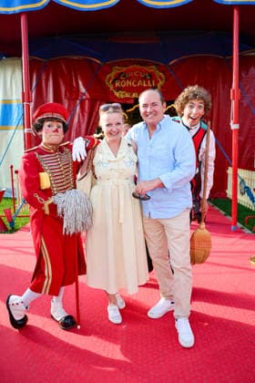 50. Jahre Roncalli Circus Premiere am Rheinufer - Moderator Wolfram Kons (RTL WIr helfen Kindern) mit seiner Frau Alexandra mit den Clowns vom Circus Düsseldorf Rheinpark NRW Deutschland *** 50 Years of the Roncalli Circus: Premiere on the Banks of the Rhine; Host Wolfram Kons on RTL; We Help Children with his wife Alexandra and the clowns from Circus Düsseldorf Rheinpark, North Rhine-Westphalia, Germany