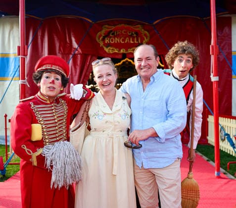 50. Jahre Roncalli Circus Premiere am Rheinufer - Moderator Wolfram Kons (RTL WIr helfen Kindern) mit seiner Frau Alexandra mit den Clowns vom Circus Düsseldorf Rheinpark NRW Deutschland *** 50 Years of the Roncalli Circus: Premiere on the Banks of the Rhine; Host Wolfram Kons on RTL; We Help Children with his wife Alexandra and the clowns from Circus Düsseldorf Rheinpark, North Rhine-Westphalia, Germany
