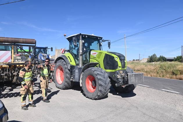 The Government of Aragon Deploys the UME in Response to the Forest Fire in Lecinena A tractor assisting with firefighting efforts, July 1, 2026, in Lecinena, Zaragoza, Aragon, Spain. The Government of Aragon has requested the deployment of the Military Emergency Unit (UME) to tackle the fire in Lecinena. The military operation is joining the firefighting efforts to combat the severe forest fire that broke out in the municipality, working alongside forest fire brigades and regional aerial resources to control the fire and protect residential and agricultural areas in the Los Monegros region. JULY 1, 2026 FIRE Ramó, Spain  Copyright: xRamonxCometx 7635146