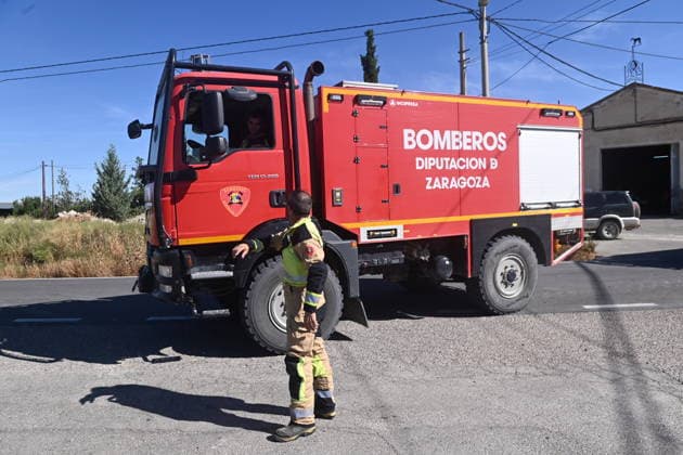 The Government of Aragon Deploys the UME in Response to the Forest Fire in Lecinena A fire truck, as of July 1, 2026, in Lecinena, Zaragoza, Aragon, Spain. The Government of Aragon has requested the deployment of the Military Emergency Unit (UME) to tackle the fire in Lecinena. The military operation is joining the firefighting efforts to combat the severe forest fire that broke out in the municipality, working alongside forest fire brigades and regional aerial resources to control the fire and protect residential and agricultural areas in the Los Monegros region. JULY 1, 2026 FIRE Ramó, Spain  Copyright: xRamonxCometx 7635144