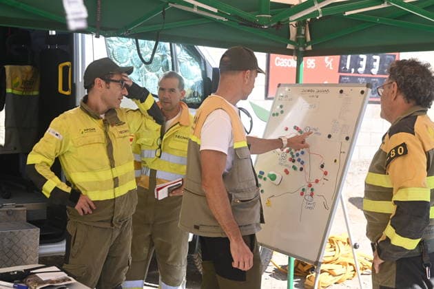 The Government of Aragon Deploys the UME in Response to the Forest Fire in Lecinena Several people examine a map of the fire, as of July 1, 2026, in Lecinena, Zaragoza, Aragon, Spain. The Government of Aragon has requested the deployment of the Military Emergency Unit (UME) to tackle the fire in Lecinena. The military operation is joining the firefighting efforts to combat the severe forest fire that has broken out in the municipality, working alongside forest fire brigades and regional aerial resources to control the fire and protect residential and agricultural areas in the Los Monegros region. JULY 1, 2026 FIRE Ramó Lecinena, Zaragoza, Aragon Lecinena, Zaragoza, Aragon Spain  Copyright: xRamonxCometx 7635149