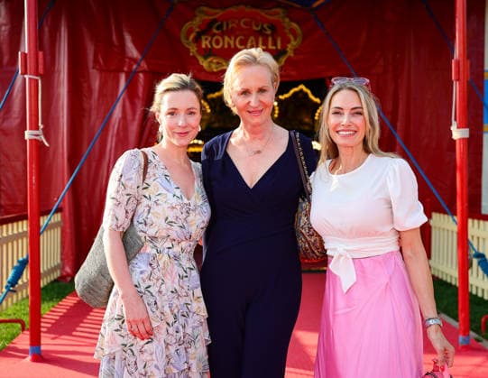 50. Jahre Roncalli Circus Premiere am Rheinufer - (L-R) Schauspielerin Friederike Linke mit Pharmamanagerin Marion Bock und Moderatorin Sarah Valentina Winkhaus Düsseldorf Rheinpark NRW Deutschland *** 50 Years of the Roncalli Circus: Premiere on the Banks of the Rhine L R Actress Friederike Linke with pharmaceutical executive Marion Bock and host Sarah Valentina Winkhaus Düsseldorf Rheinpark, North Rhine-Westphalia, Germany