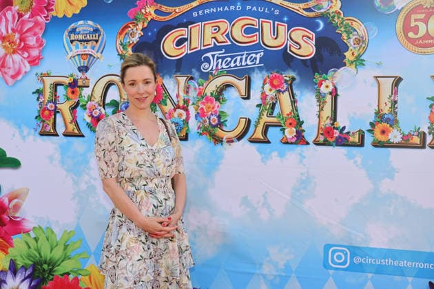 50. Jahre Roncalli Circus Premiere am Rheinufer - Schaupielerin Friederike Linke kam mit ihrem Mann Takao Baba und Tochter Yoko (nicht im Bild) Düsseldorf Rheinpark NRW Deutschland *** 50 Years of the Roncalli Circus: Premiere on the Banks of the Rhine; Actress Friederike Linke, along with her husband Takao Baba and daughter Yoko, was not pictured Düsseldorf Rheinpark NRW Germany