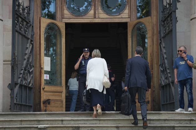 The trial of Vergés and Argimon for delaying COVID-19 vaccinations for national police officers and Civil Guard members continues. Former Health Minister Alba Vergés and her attorney, Mariano Bergés, upon their arrival at the Barcelona Provincial Court on July 1, 2026, in Barcelona, Catalonia, Spain. The Barcelona Provincial Court has dropped the charge of violating workers’ rights against former Catalan Health Ministers Alba Vergés (ERC) and Josep Maria Argimon (Junts) for allegedly delaying COVID-19 vaccinations for national police officers and Civil Guard members, a charge that could have carried prison sentences for each of them. However, the court has upheld the charge of malfeasance, for which the prosecution is seeking a 12-year dis  Copyright: xDavidxZorrakinox 7635210