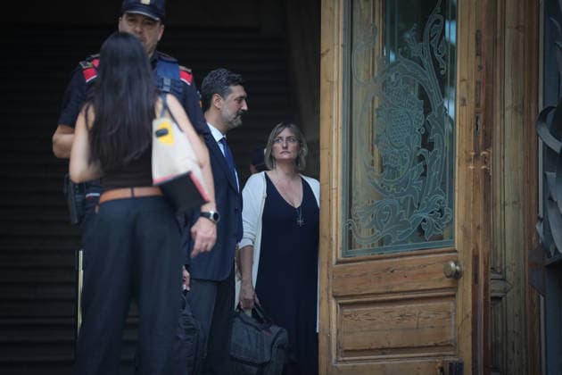 The trial of Vergés and Argimon for delaying COVID-19 vaccinations for national police officers and Civil Guard members continues. Former Health Minister Alba Vergés and her attorney, Mariano Bergés, upon their arrival at the Barcelona Provincial Court on July 1, 2026, in Barcelona, Catalonia, Spain. The Barcelona Provincial Court has dropped the charge of violating workers’ rights against former Catalan Health Ministers Alba Vergés (ERC) and Josep Maria Argimon (Junts) for allegedly delaying COVID-19 vaccinations for national police officers and Civil Guard members, a charge that could have carried prison sentences for each of them. However, the court has upheld the charge of malfeasance, for which the prosecution is seeking a 12-year dis  Copyright: xDavidxZorrakinox 7635211
