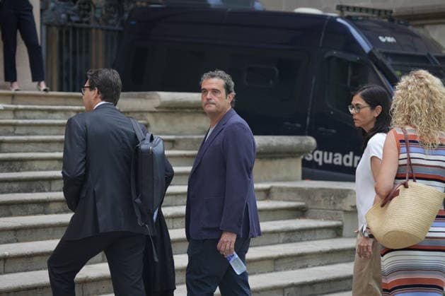The trial of Vergés and Argimon for delaying COVID-19 vaccinations for national police officers and Civil Guard members continues. The former director of the Catalan Health Service (Servei Català de la Salut), Adrià Comella, and his attorney, Josep Riba, upon their arrival at the Barcelona Provincial Court on July 1, 2026, in Barcelona, Catalonia, Spain. The Barcelona Provincial Court has dropped the charge of violating workers’ rights against former Catalan government health ministers Alba Vergés (ERC) and Josep Maria Argimon (Junts) for allegedly delaying COVID-19 vaccinations for national police officers and Civil Guard members, a charge that could have carried prison sentences for each of them. However, the court has upheld the charge  Copyright: xDavidxZorrakinox 7635213