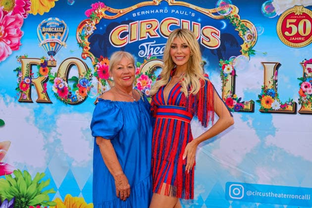 50. Jahre Roncalli Circus Premiere am Rheinufer - Model Annika Gassner mit ihrer Mutter Raphaela, die sie mitlerweile ständig begleitet... Düsseldorf Rheinpark NRW Deutschland *** 50 Years of the Roncalli Circus: Premiere on the Banks of the Rhine. Model Annika Gassner with her mother Raphaela, who now accompanies her everywhere. Düsseldorf Rheinpark, North Rhine-Westphalia, Germany