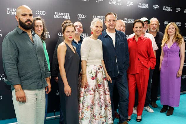 Danilo Kamperidis, Clara Vogt, Doris Zander, Matthias Brandt und Desiree Nosbusch mit Cast und Team bei der Premiere des ARD-Film Eine Nacht in Bangkok auf dem 43. Filmfest München 2026 im Gloria Galast. München, 30.06.2026 *** Danilo Kamperidis, Clara Vogt, Doris Zander, Matthias Brandt, and Desiree Nosbusch with the cast and crew at the premiere of the ARD film *A Night in Bangkok* at the 43rd Munich Film Festival 2026 at the Gloria Galast in Munich, June 30, 2026 Foto:xN.xKolinzx xFuturexImagex bangkok_6604
