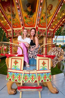 50. Jahre Roncalli Circus Premiere am Rheinufer - happy im Karussel Sarah Valentina Winkhaus und Mara Bergmann Düsseldorf Rheinpark NRW Deutschland *** 50 Years of the Roncalli Circus: Premiere on the Banks of the Rhine, Happy on the Carousel, Sarah Valentina Winkhaus and Mara Bergmann, Düsseldorf Rheinpark, North Rhine-Westphalia, Germany
