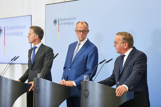 Berlin, Deutschland, 01.07.2026: Bundesverteidigungsministerium: Pressekonferenz nach Kabinettssitzung: L-R: Nato-Generalsekretär Mark Rutte, Bundeskanzler Friedrich Merz (CDU), Bundesminister der Verteidigung Boris Pistorius (SPD) *** Berlin, Germany, July 1, 2026 Federal Ministry of Defense Press Conference Following the Cabinet Meeting L R NATO Secretary General Mark Rutte, Federal Chancellor Friedrich Merz (CDU), Federal Minister of Defense Boris Pistorius (SPD) Copyright: xdtsxNachrichtenagenturx dts_125875