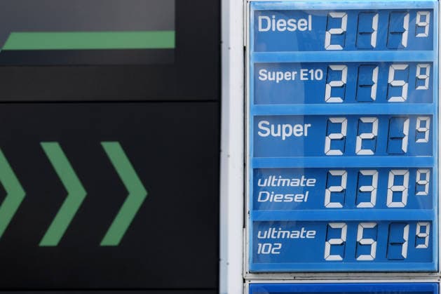 Der Tankrabatt ist Geschichte. Seit dem 01.07.2026 ist der Tankrabatt ersatzlos weg gefallen. Seit dem 01.05.2026 galt der Tankrabatt. Die Bundesregierung hatte die Energiesteuer auf Benzin und Diesel bis Ende Juni gesenkt. Die Ersparnis sollte bei rund 17 Cent pro Liter liegen. ARAL Tankstelle in Husum am Mittag um kurz nach 12:00 Uhr. Die aktuellen Spritpreise sind durch den Wegfall wieder nach oben gegangen und liegen wieder deutlich ueber (über) 2 Euro. Tankstelle, Spritpreise am 01.07.2026 in Husum Deutschland. *** The fuel rebate is a thing of the past. As of July 1, 2026, the fuel rebate has been eliminated without replacement. The fuel rebate had been in effect since May 1, 2026. The federal government had reduced the energy tax