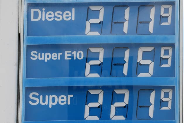 Der Tankrabatt ist Geschichte. Seit dem 01.07.2026 ist der Tankrabatt ersatzlos weg gefallen. Seit dem 01.05.2026 galt der Tankrabatt. Die Bundesregierung hatte die Energiesteuer auf Benzin und Diesel bis Ende Juni gesenkt. Die Ersparnis sollte bei rund 17 Cent pro Liter liegen. ARAL Tankstelle in Husum am Mittag um kurz nach 12:00 Uhr. Die aktuellen Spritpreise sind durch den Wegfall wieder nach oben gegangen und liegen wieder deutlich ueber (über) 2 Euro. Tankstelle, Spritpreise am 01.07.2026 in Husum Deutschland. *** The fuel rebate is a thing of the past. As of July 1, 2026, the fuel rebate has been eliminated without replacement. The fuel rebate had been in effect since May 1, 2026. The federal government had reduced the energy tax