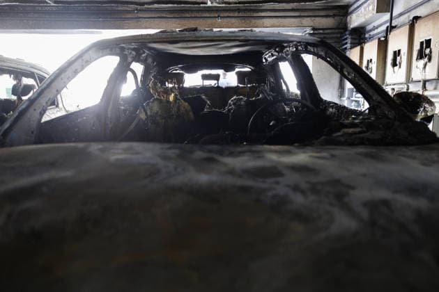 Burned vehicles after incendiary attacks in Thessaloniki THESSALONIKI, GREECE - JULY 1: A view of burned vehicles on the roof of an apartment building in Thessaloniki, Greece on July 1, 2026. A barrage of attacks with improvised incendiary devices (gas canisters) occurred in the early hours of the morning in Thessaloniki, targeting the entrances of apartment buildings where New Democracy officials reside or used to reside. Achilleas Chiras Anadolu Thessaloniki Greece. Editorial use only. Please get in touch for any other usage.  Copyright: x2026xAnadoluxAchilleasxChirasx