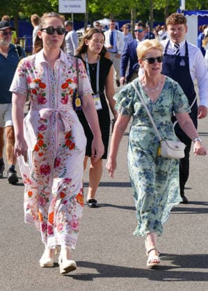 Henley Royal Regatta Fashion Day 2 People arrive in their finery in the sunshine on the second day of the event. General atmosphere on day two of the Henley Royal Regatta held along the banks of The River Thames in Oxfordshire., Credit:Geoffrey Swaine Geoff Swaine - B4563 Avalon UK, Oxfordshire, Henley on Thames  Copyright: xGeoffreyxSwainex xGeoffxSwainex-xB4563x xAvalonx 1113721796