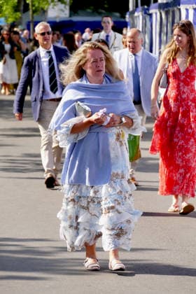 Henley Royal Regatta Fashion Day 2 People arrive in their finery in the sunshine on the second day of the event. General atmosphere on day two of the Henley Royal Regatta held along the banks of The River Thames in Oxfordshire., Credit:Geoffrey Swaine Geoff Swaine - B4563 Avalon UK, Oxfordshire, Henley on Thames  Copyright: xGeoffreyxSwainex xGeoffxSwainex-xB4563x xAvalonx 1113721815