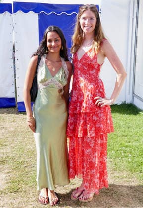 Henley Royal Regatta Fashion Day 2 People arrive in their finery in the sunshine on the second day of the event. General atmosphere on day two of the Henley Royal Regatta held along the banks of The River Thames in Oxfordshire., Credit:Geoffrey Swaine Geoff Swaine - B4563 Avalon UK, Oxfordshire, Henley on Thames  Copyright: xGeoffreyxSwainex xGeoffxSwainex-xB4563x xAvalonx 1113721849