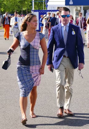 Henley Royal Regatta Fashion Day 2 People arrive in their finery in the sunshine on the second day of the event. General atmosphere on day two of the Henley Royal Regatta held along the banks of The River Thames in Oxfordshire., Credit:Geoffrey Swaine Geoff Swaine - B4563 Avalon UK, Oxfordshire, Henley on Thames  Copyright: xGeoffreyxSwainex xGeoffxSwainex-xB4563x xAvalonx 1113721826