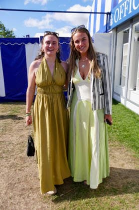Henley Royal Regatta Fashion Day 2 People arrive in their finery in the sunshine on the second day of the event. General atmosphere on day two of the Henley Royal Regatta held along the banks of The River Thames in Oxfordshire., Credit:Geoffrey Swaine Geoff Swaine - B4563 Avalon UK, Oxfordshire, Henley on Thames  Copyright: xGeoffreyxSwainex xGeoffxSwainex-xB4563x xAvalonx 1113721871