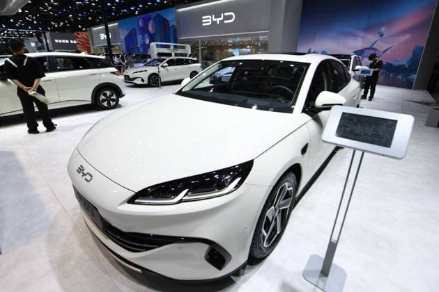 BYD Automotive HANGZHOU, CHINA - JULY 1, 2026 - Citizens visit BYD Automotive booth at a car exhibition in Hangzhou, Zhejiang Province, China on July 1, 2026. Hangzhou Zhejiang China  Copyright: xCFOTOx i1782930773293